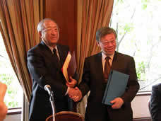 東京都市大学中村英夫学長と早稲田大学白井克彦総長が「大学間交流に関する包括協定書」を締結しました。